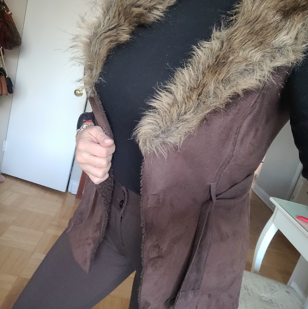 Vest with faux fur